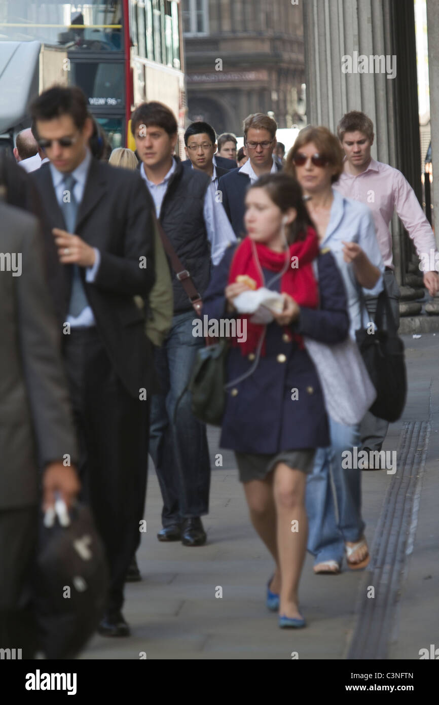 London City Pendler auf dem Weg zur Arbeit im morgendlichen Berufsverkehr, außerhalb der Bank of England, in Londons Bankenviertel Stockfoto