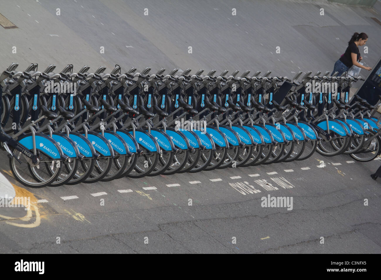 Reihe von Boris Bikes, blaue Barclays mieten Zyklus Regelung in london Stockfoto