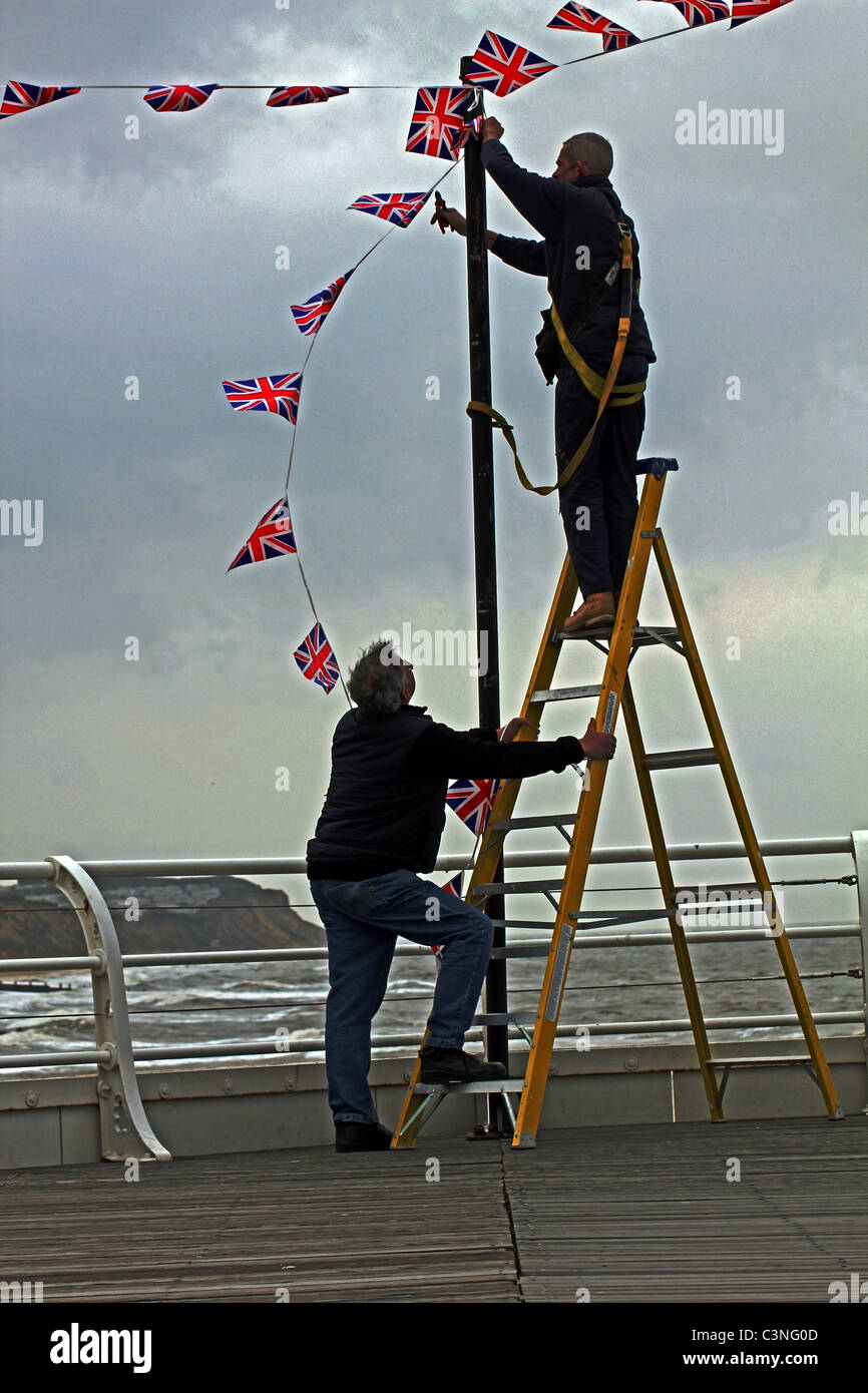 Vorbereitungen von Cromer VEO für Party auf dem Pier, die königliche Hochzeit von William und Kate zu feiern Stockfoto