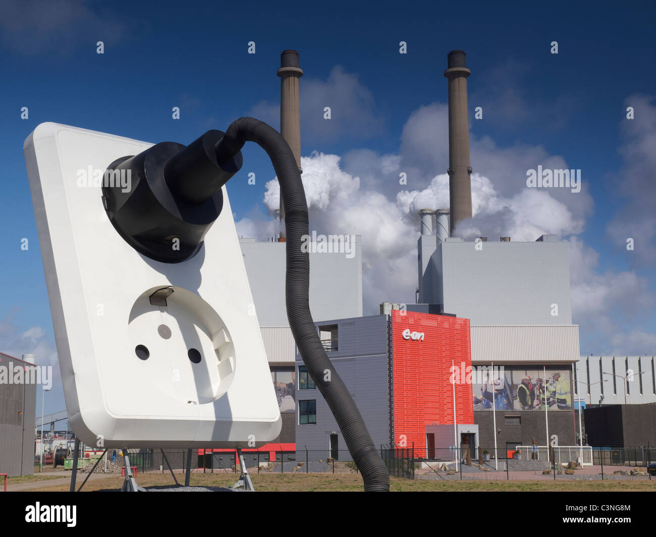 Riesige Wandsteckdose und Stecker vor der E-on Kraftwerk Maasvlakte, Rotterdam, Niederlande Stockfoto