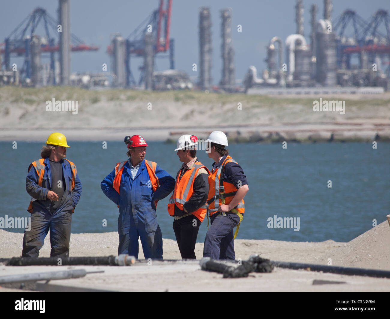 Männer über ihre Arbeit im Hafen von Rotterdam, die neue Maasvlakte 2 Gebäudefläche. die Niederlande Stockfoto