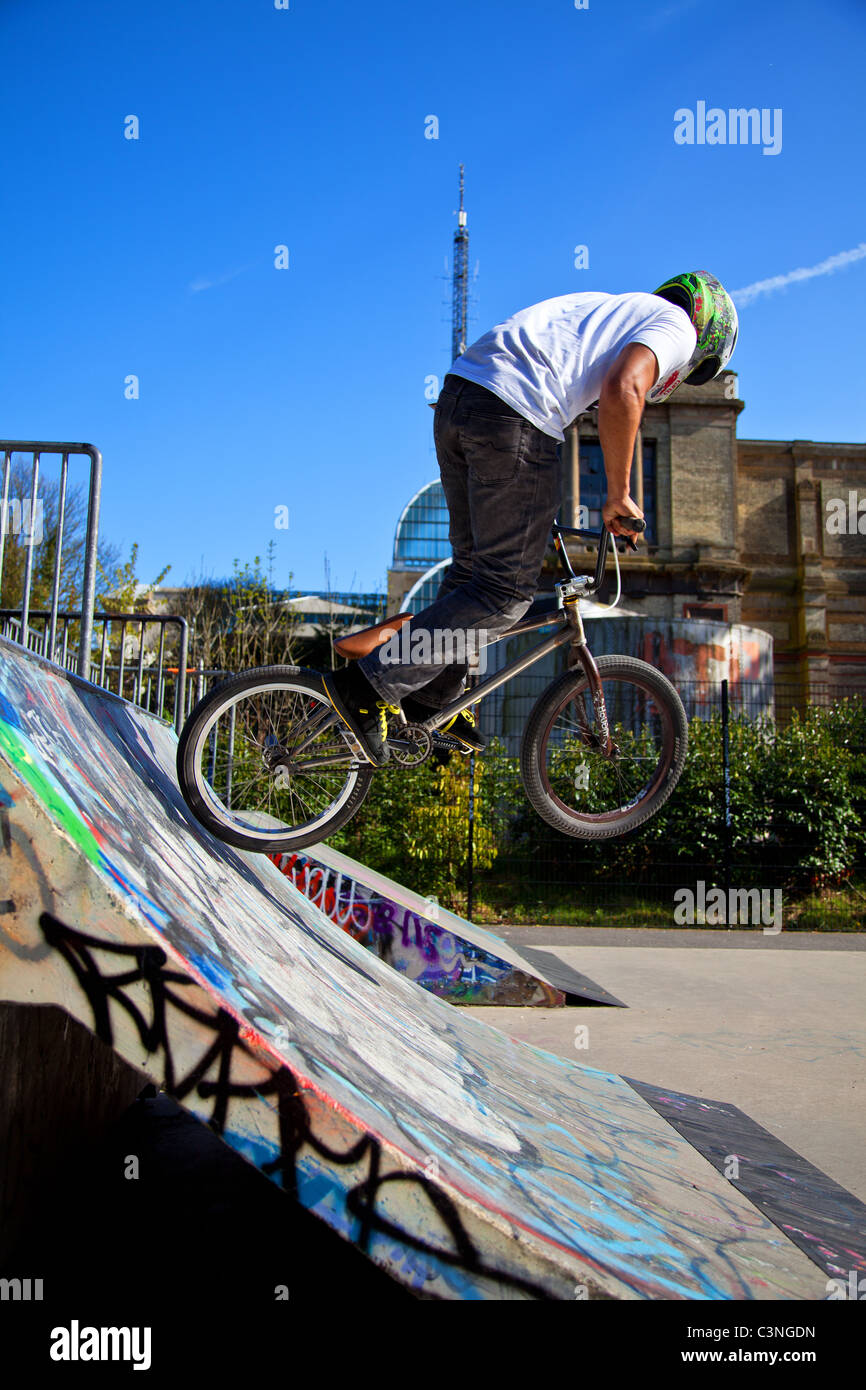 BMX-Biker Kunststücke auf einer Rampe Stockfoto