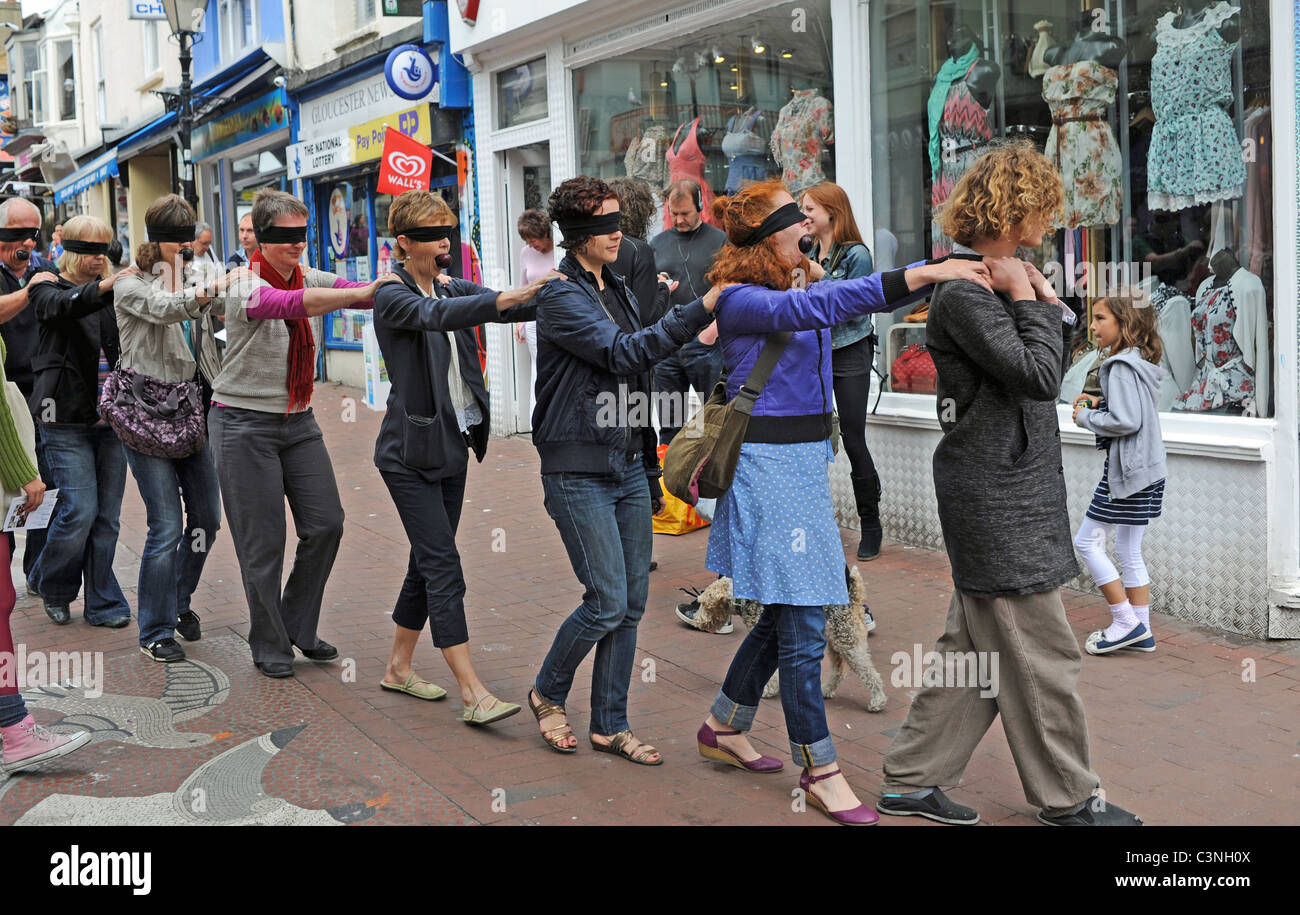 Verrücktes Event beim Brighton Festival 2011, bei dem die Öffentlichkeit auf einem Trail durch die Stadt geführt wird Stockfoto