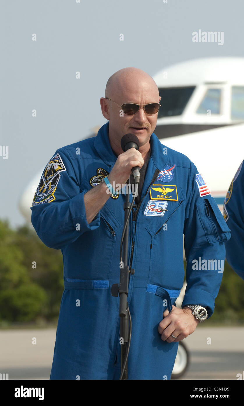 Space Shuttle-Kommandant Mark Kelly nach der Ankunft zum letzten Vorbereitungen zum Abheben der Endeavour zur Raumstation. Stockfoto