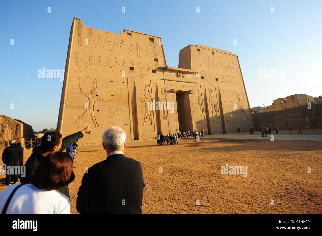 Afrika Naher Osten Ägypten-Tempel von Edfu Touristen besuchen den massiven Tempel Stockfoto