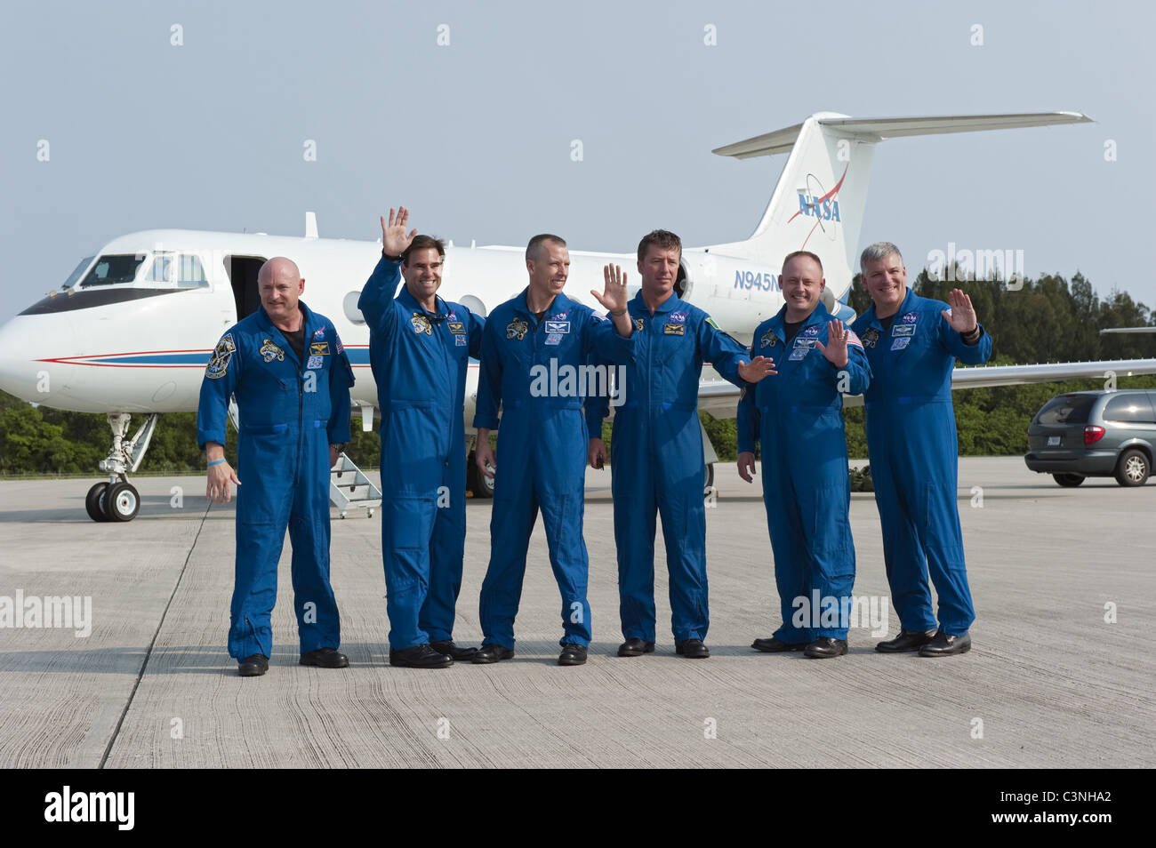 Kommandant Mark Kelly (L) und die letzte Besatzung des Space Shuttle Endeavour am Kennedy Space Center, Florida. Stockfoto