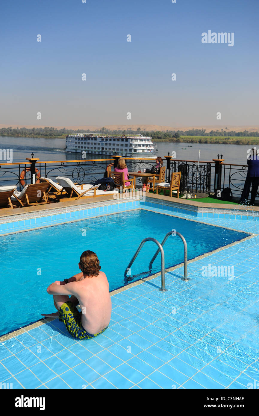 Afrika Naher Osten Ägypten ägyptische Pool auf dem oberen Deck eines Kreuzfahrtschiffes auf dem Nil Stockfoto