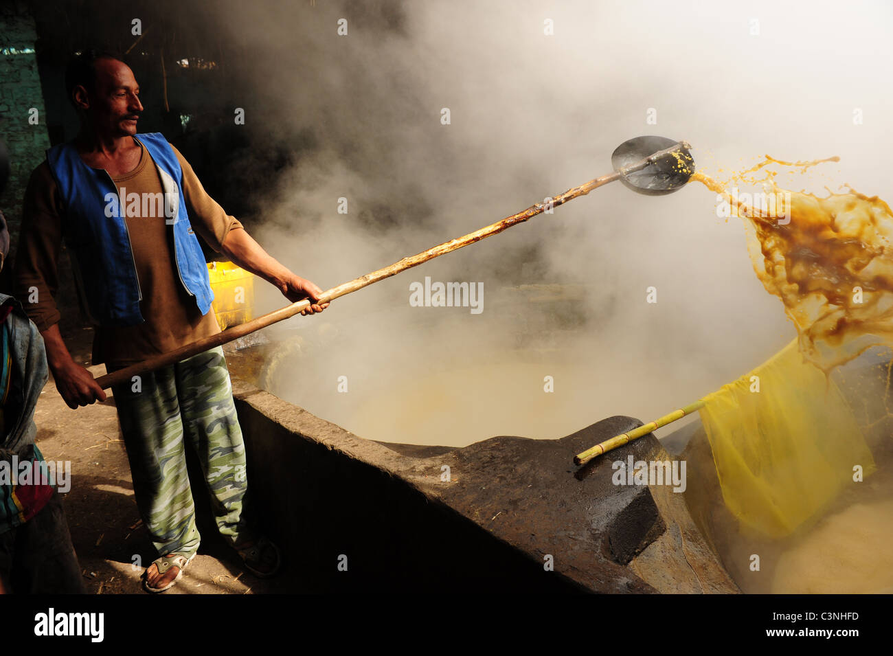 Afrika Naher Osten Ägypten Melasse machen mit zerkleinert Zuckerrohr Stockfoto