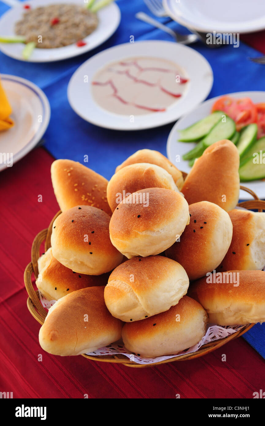 Afrika Naher Osten Ägypten Luxor frisches Brot hummus Stockfoto