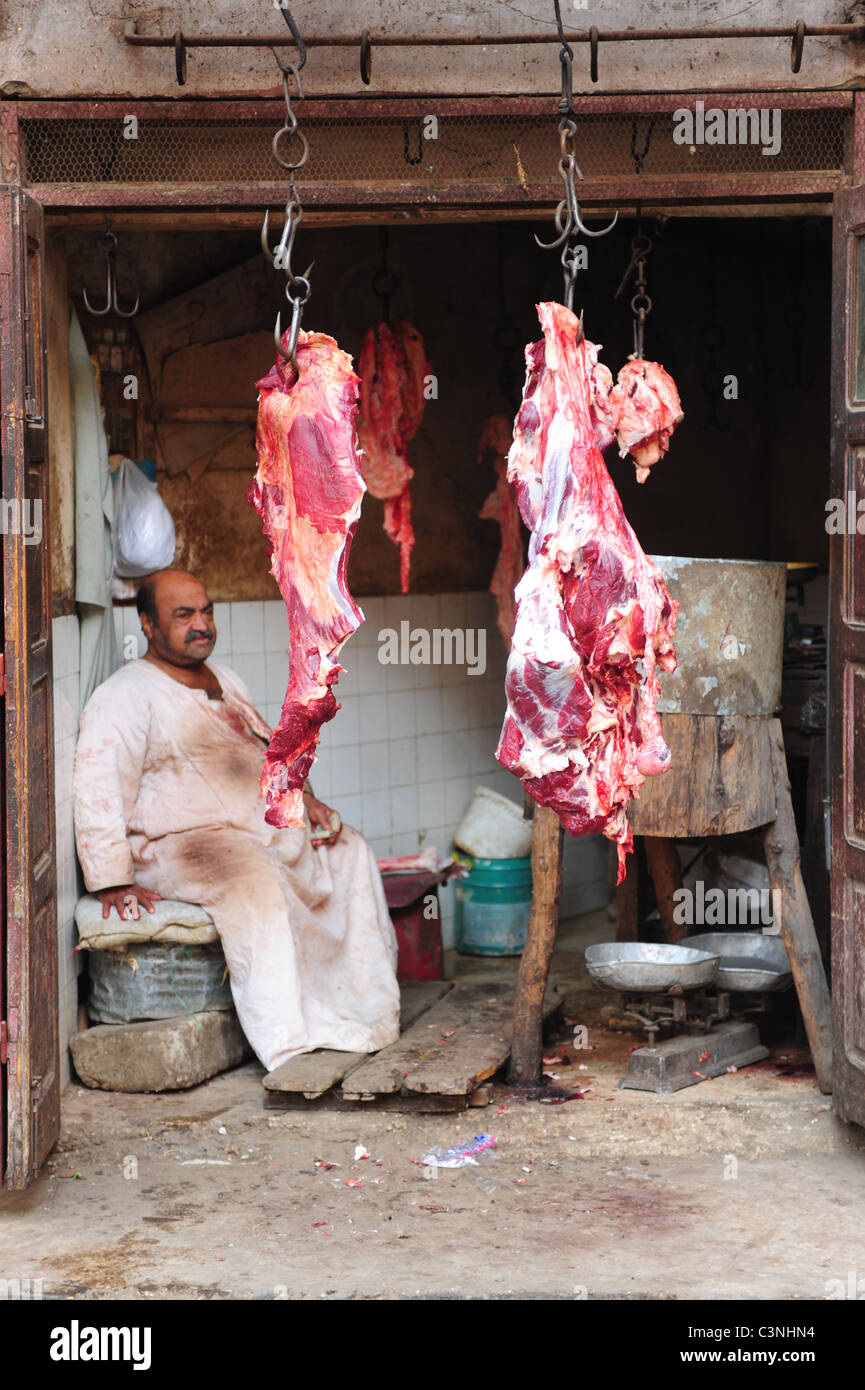 Afrika Ägypten ägyptischen Luxor El Souk Markt im Nahen Osten Gasse einkaufen und Essen - ein Metzger-Mann wartet ein Kunde Stockfoto