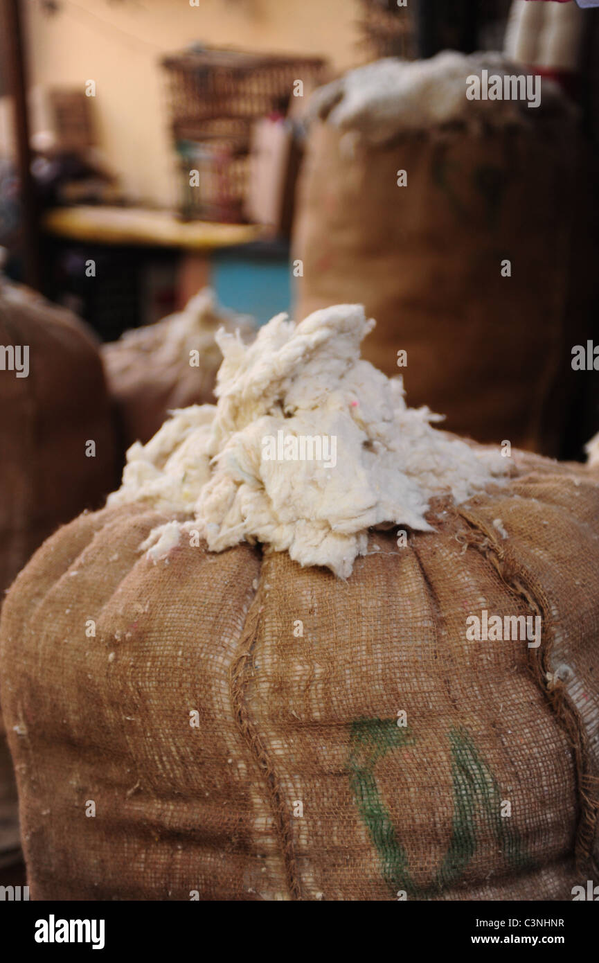 Afrika Naher Osten Ägypten Luxor Ballen der ägyptischen Baumwolle zum Verkauf auf dem Markt Stockfoto