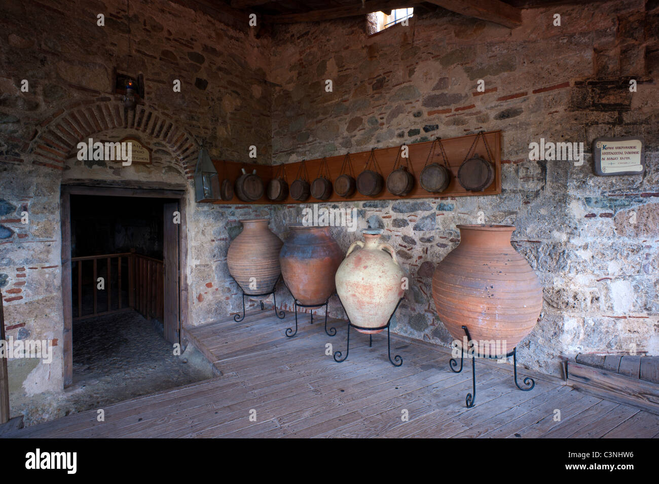 Earthernware Krüge nahe dem Eingang der Küche im Grand Meteora Kloster, griechische Region von Meteora. Stockfoto