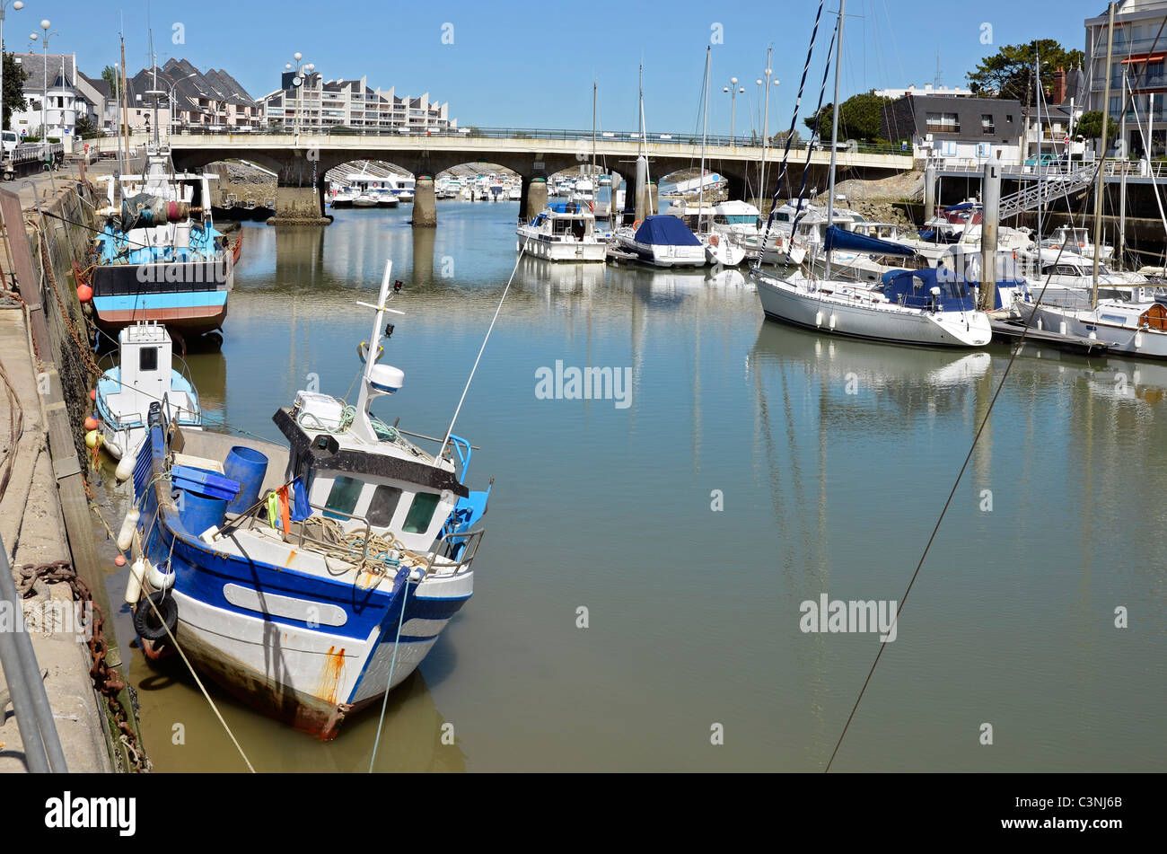 Hafen von Pouliguen bei Ebbe in der Region Pays De La Loire in Westfrankreich Stockfoto