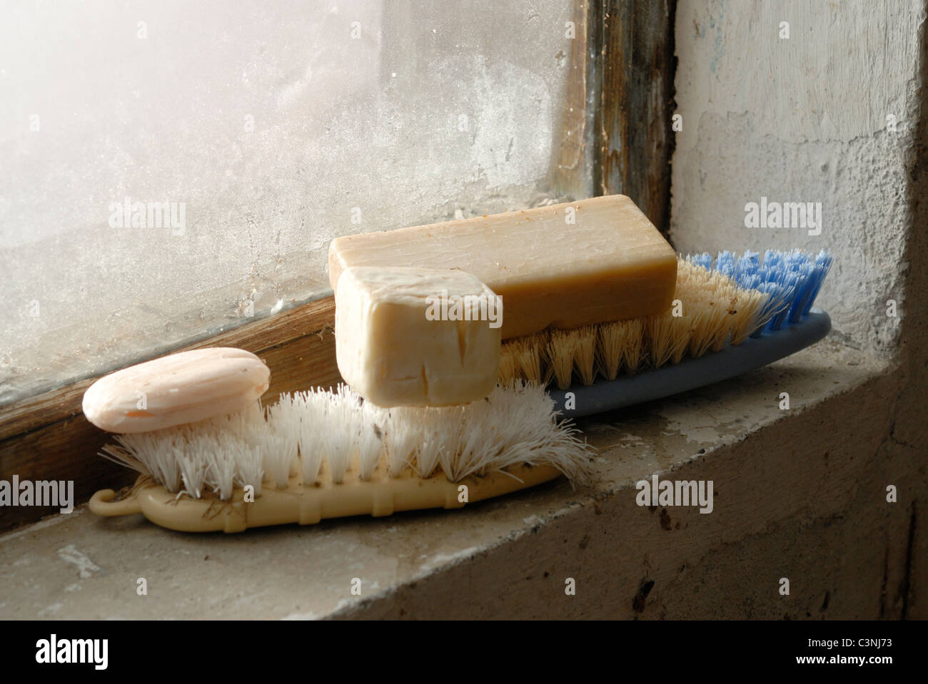 Alten Pinsel und Seife auf windowsil Stockfoto