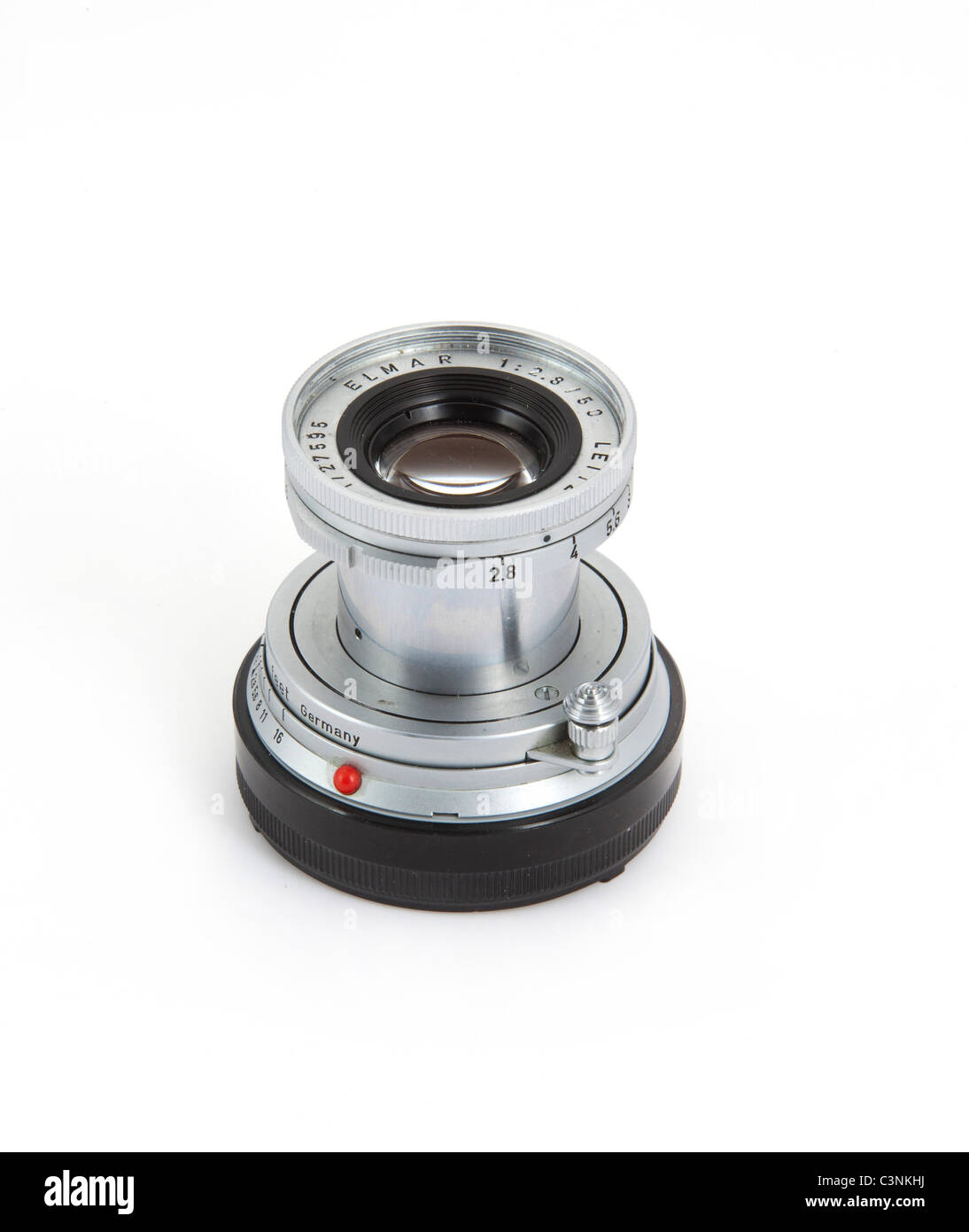 50mm f/2.8 Elmar Objektiv für Leica M-Kamera in Silber, weißer Hintergrund 117926 Leica Stockfoto