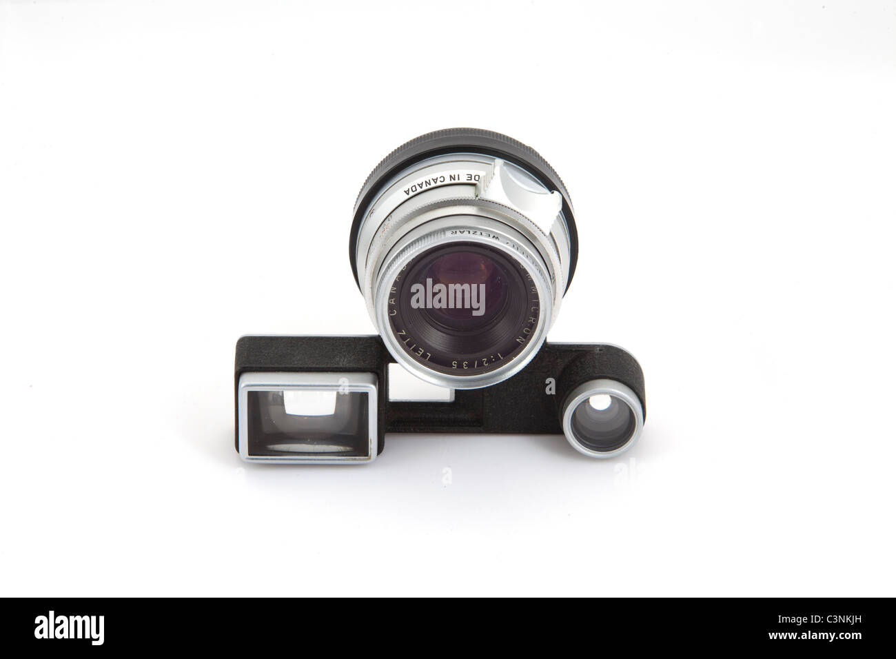 35mm f/2 Summicron mit Fernglas für Leica M-Kamera in Silber, weißen Hintergrund Haube verlängert Objektiv Kappe 117937 Leica Stockfoto