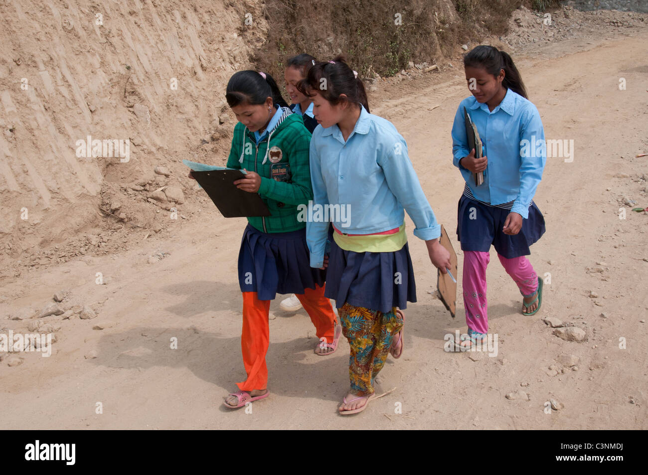 Mädchen zu Fuß nach Hause von der Schule im ländlichen Nepal Stockfoto