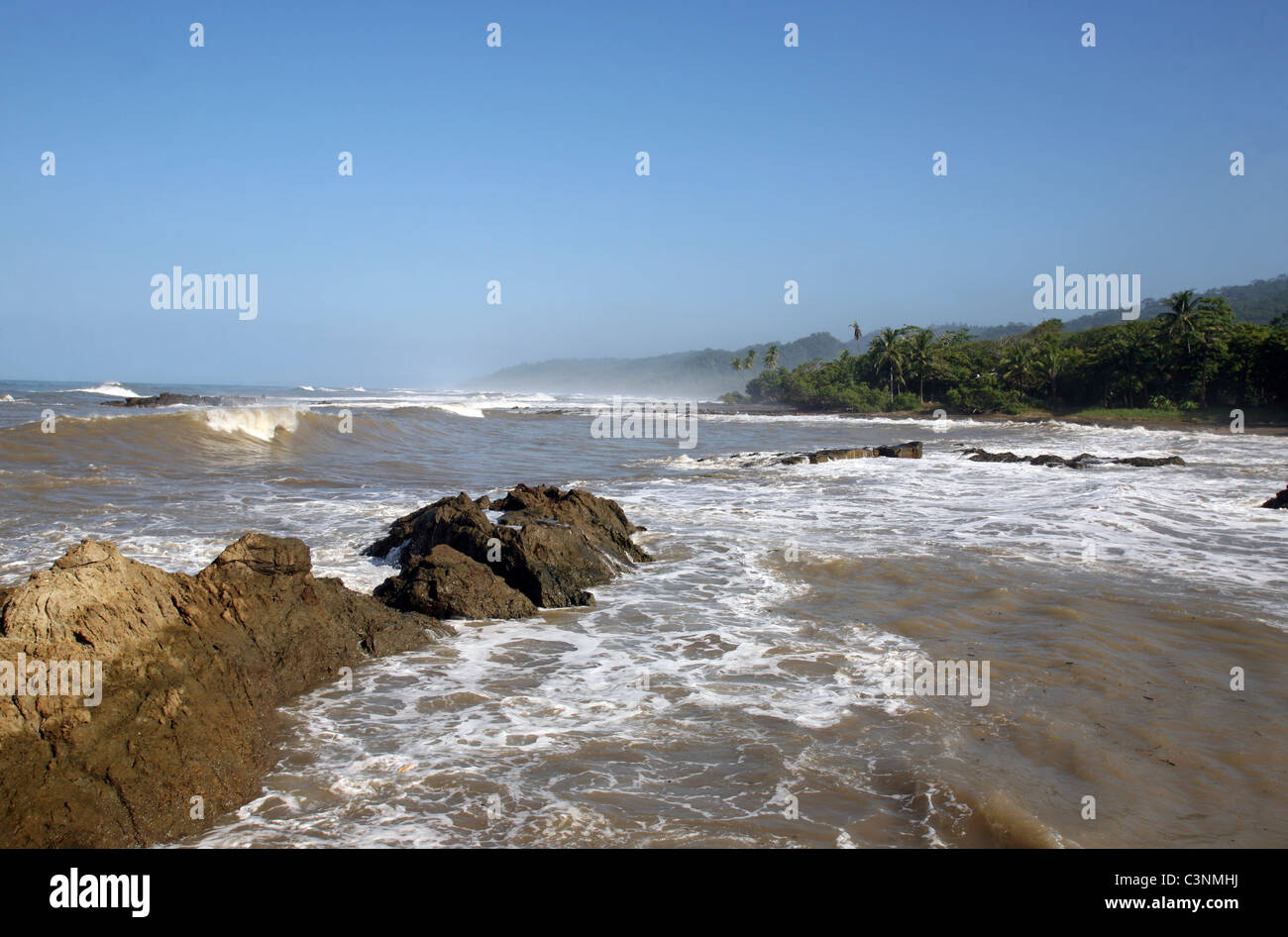 Braune Wasser aus den letzten Starkregen. Mal Pais, Puntarenas, Costa Rica, Mittelamerika Stockfoto