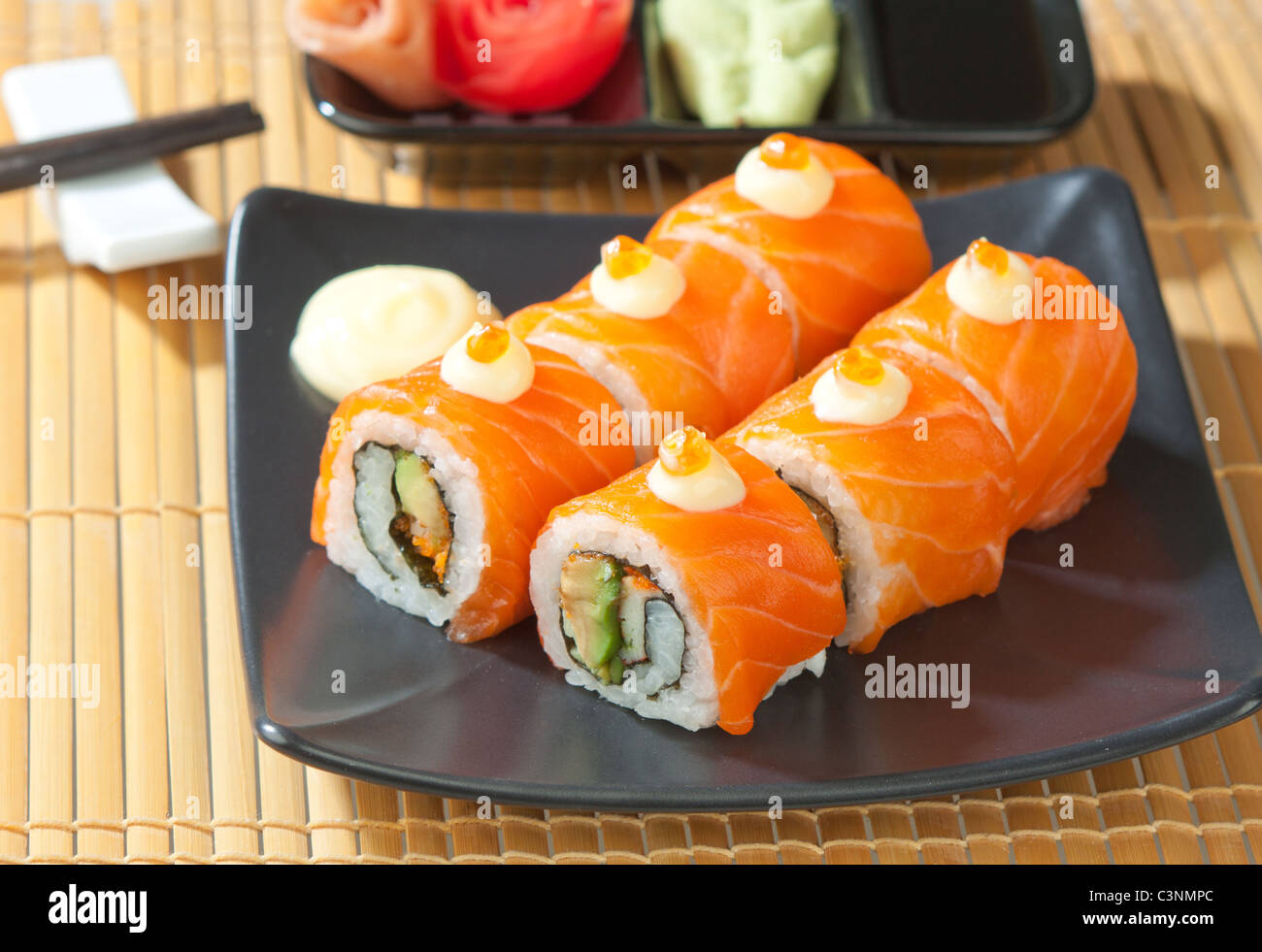 Japanische lachs Sushi Roll Stockfoto