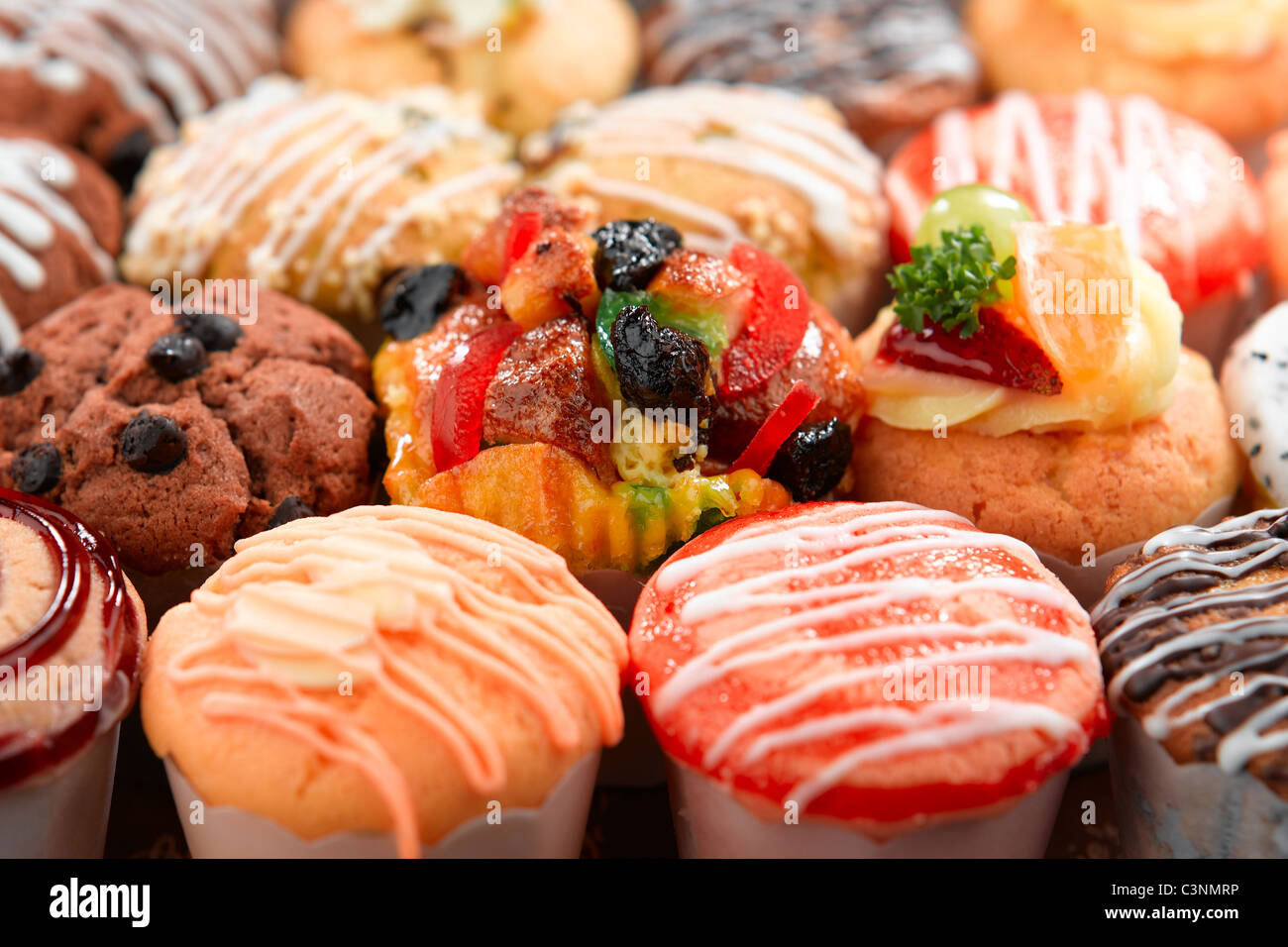 Bunte Muffins in verschiedenen Geschmack arrangiert auf Tablett bereit gemacht für dient Stockfoto