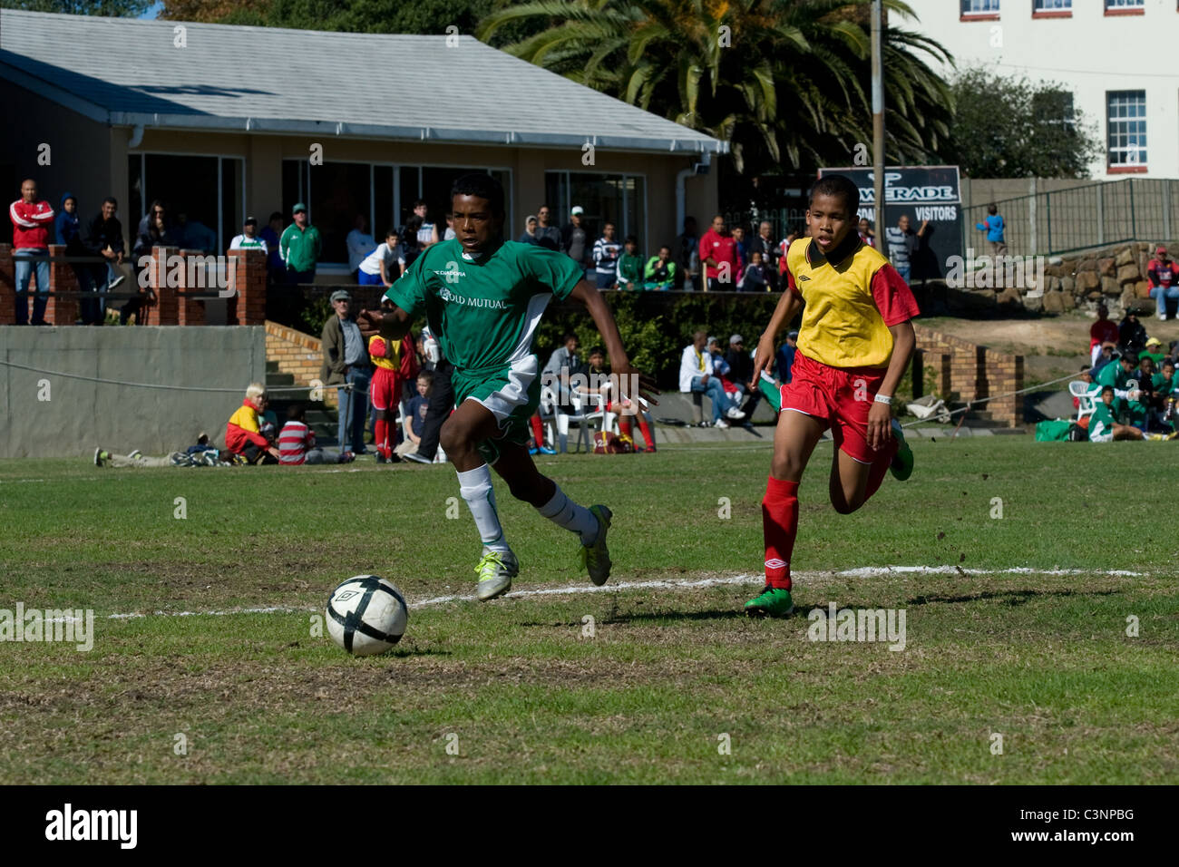 Stürmer und Verteidiger der eine U13-Fußball-Nationalmannschaft in einem Spiel in Kapstadt Südafrika Stockfoto