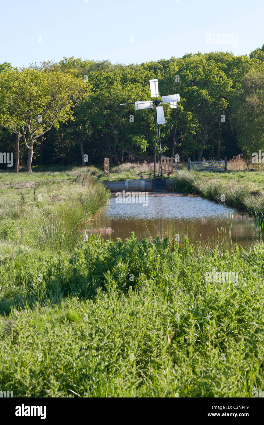 Wind Pumpe. Installiert Calthorpe Breit, NNR, SSSI, gleichbleibende Wasserstände oberhalb von benachbarten Ackerland landwirtschaftliche abgelassen Land aufrecht zu erhalten. Stockfoto