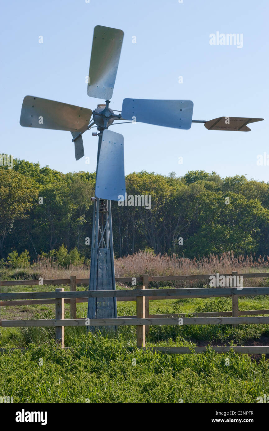 Wind-Pumpe. Calthorpe breit, NNR, SSSI, Wasserstände über angrenzende landwirtschaftliche durchlässigen Ackerland zu erhalten installiert. Stockfoto