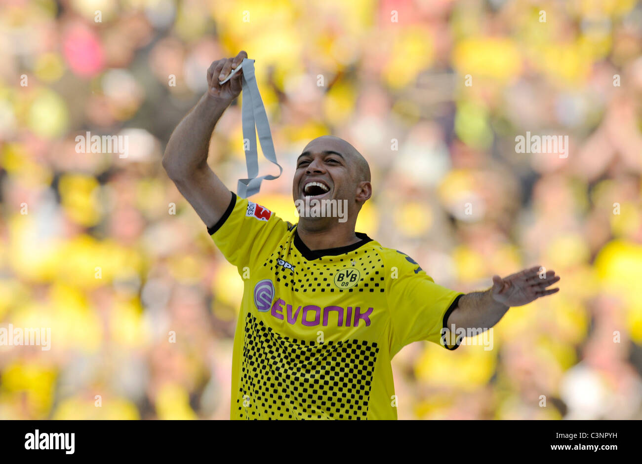 Dortmund Spieler Dede feiert mit deutschen Liga Siegermedaille 2011 Stockfoto
