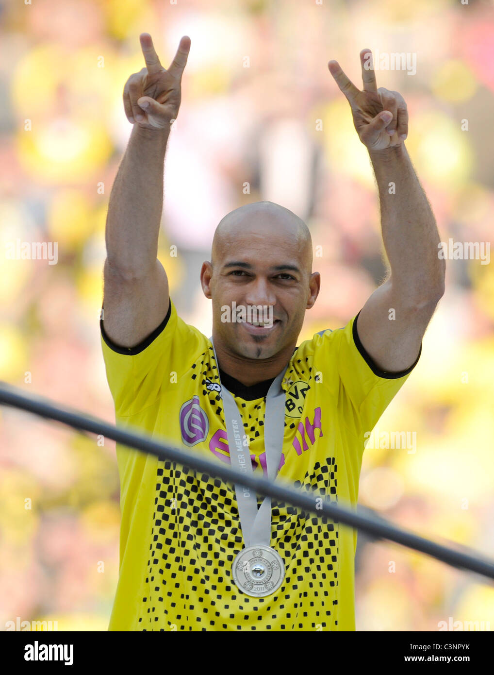Dortmund-Player Dede feiert mit deutschen Liga Gewinner Medaille Stockfoto
