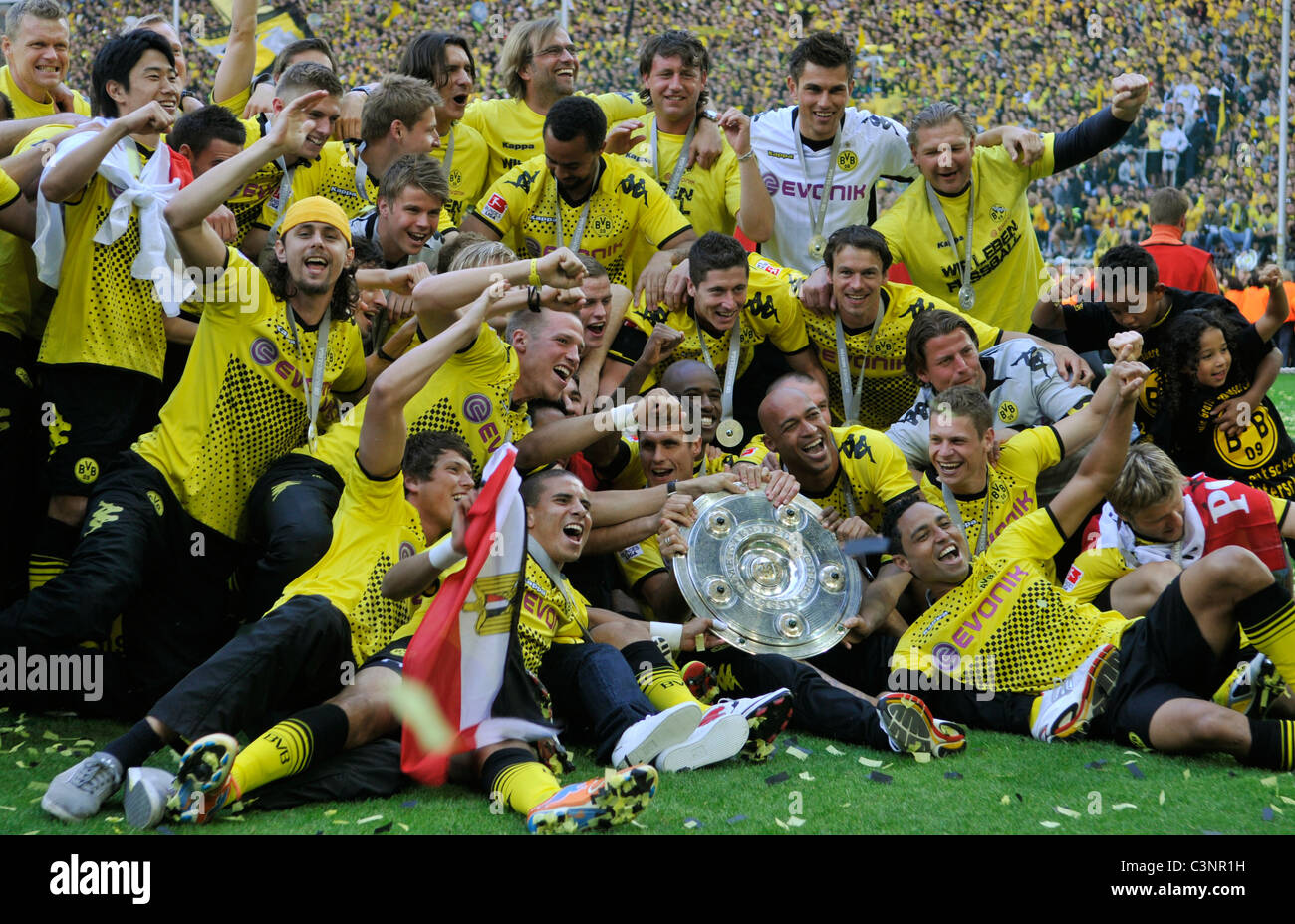 Team Borussia Dortmund präsentieren die deutsche Fußball Liga Meisterschale Stockfoto