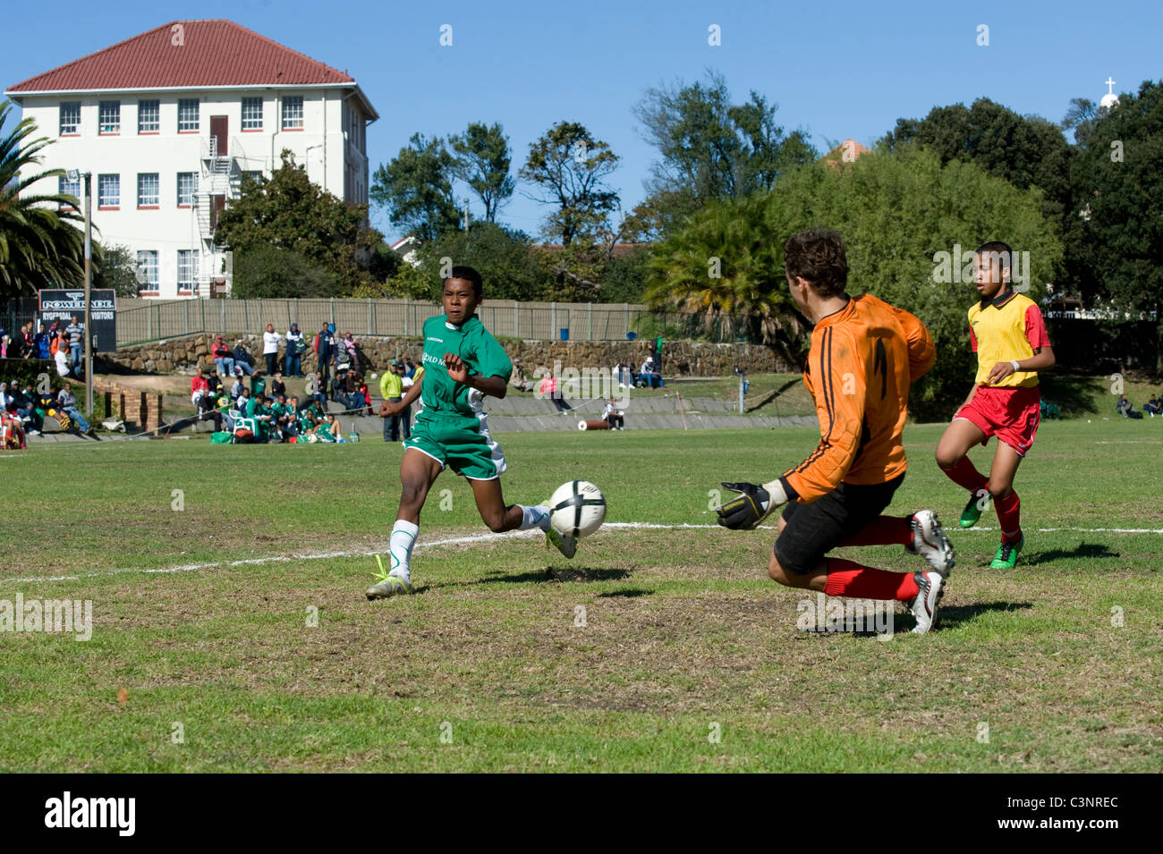 Torhüter und Stürmer eine U13 Fußballmannschaft in Aktion Kapstadt Südafrika Stockfoto