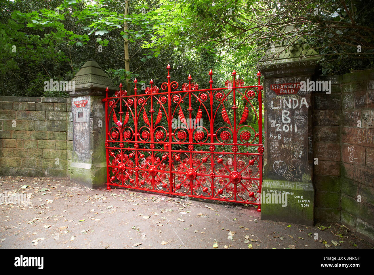 Die Replik-Tore in Strawberry Field in Liverpool UK Stockfoto