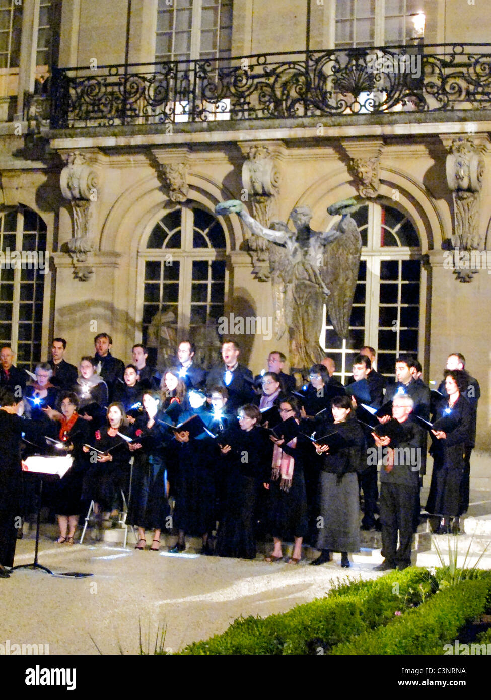 Paris, Frankreich, Volksfront mit großer Menschenmenge, Aufführung Musee Carnavalet, Musee de l'Histoire, City of Paris Museum, Museumsnacht » Frühlingschoral Stockfoto