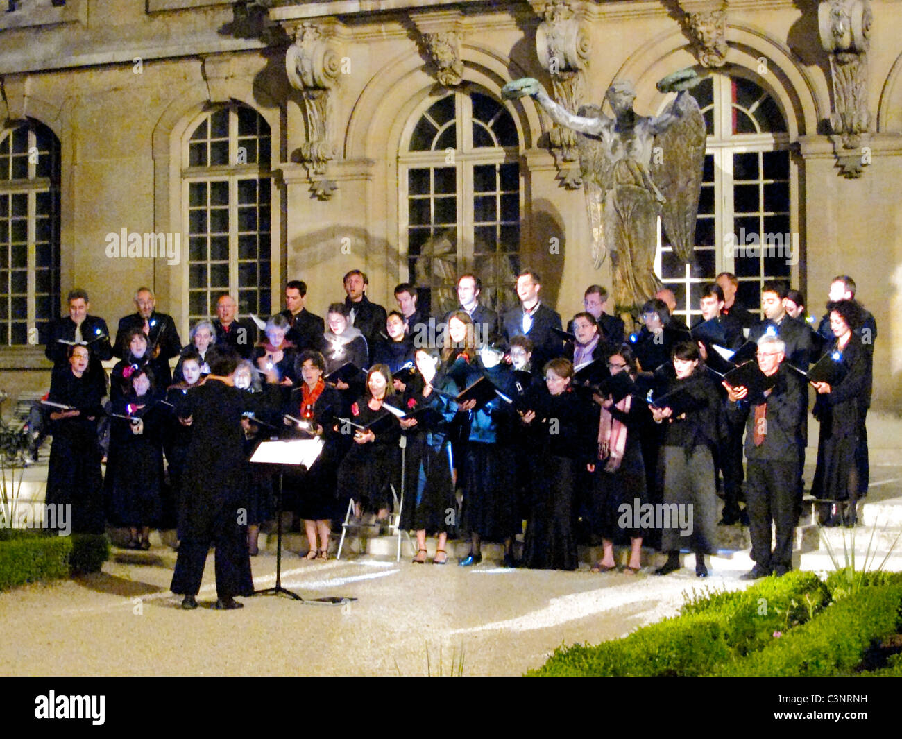 Paris, Frankreich, große Menschenmenge, Front, Erwachsenenchor, Aufführung im Musee Carnavalet, Musee de l'Histoire, Museum der Stadt Paris, Museum der Museumsnacht » Frühlingschoral Stockfoto