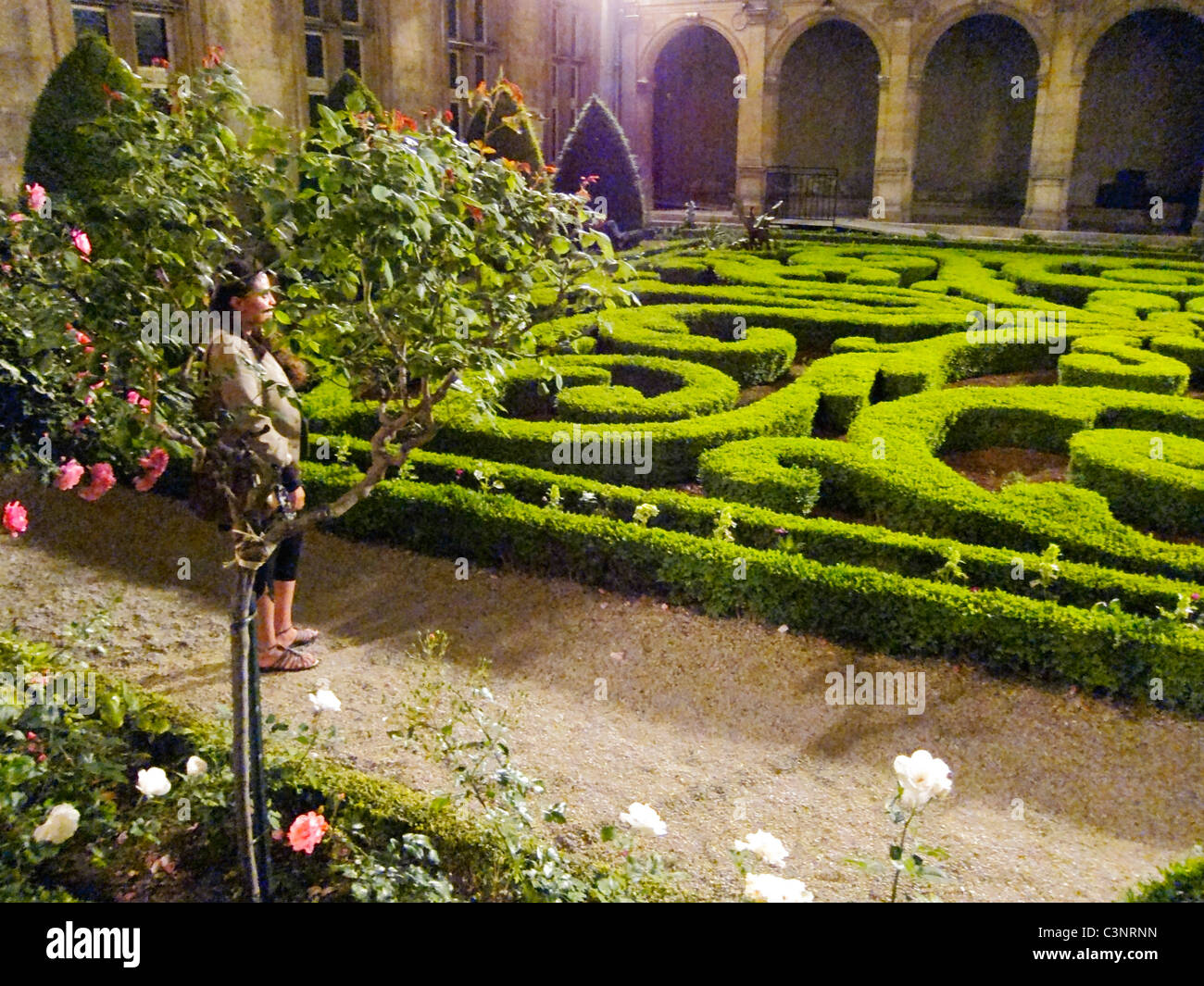 Paris, Frankreich, Frau beim Besuch von 'Musee Carnavalet', 'Musee de l'Histoire', Museum der Stadt Paris, (Musees des Nuit,) Veranstaltungen in Gärten Stockfoto
