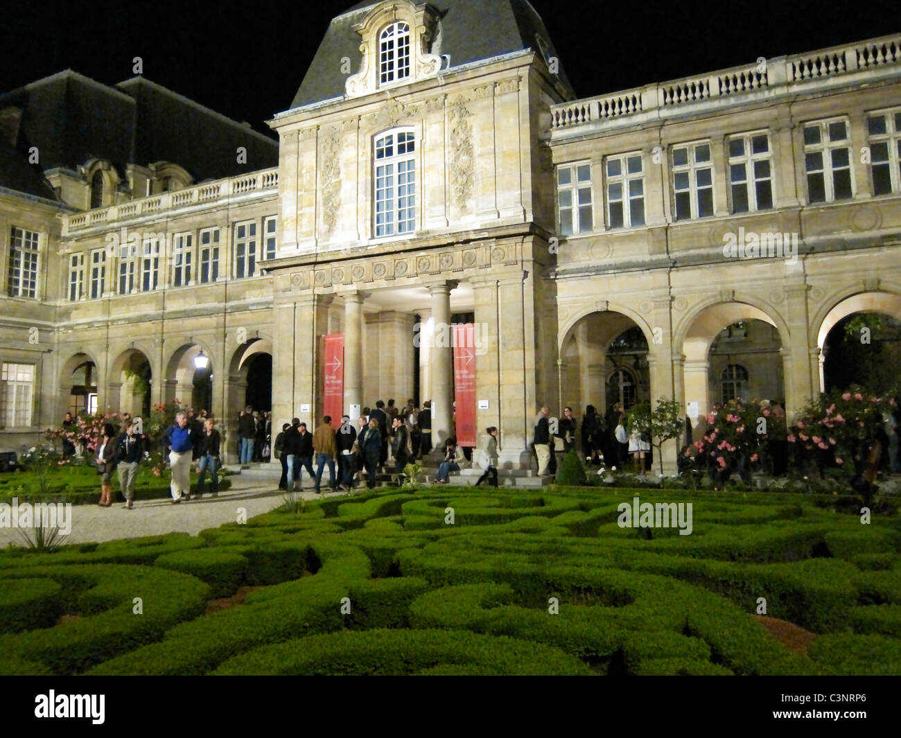 Paris, Frankreich, Menschenmenge, Touristen, Besuch des Musée Carnavalet, Musee de l'Histoire, Museum der Stadt Paris, Musees des Nuit, französische Gärten, Veranstaltungen in den Gärten Stockfoto