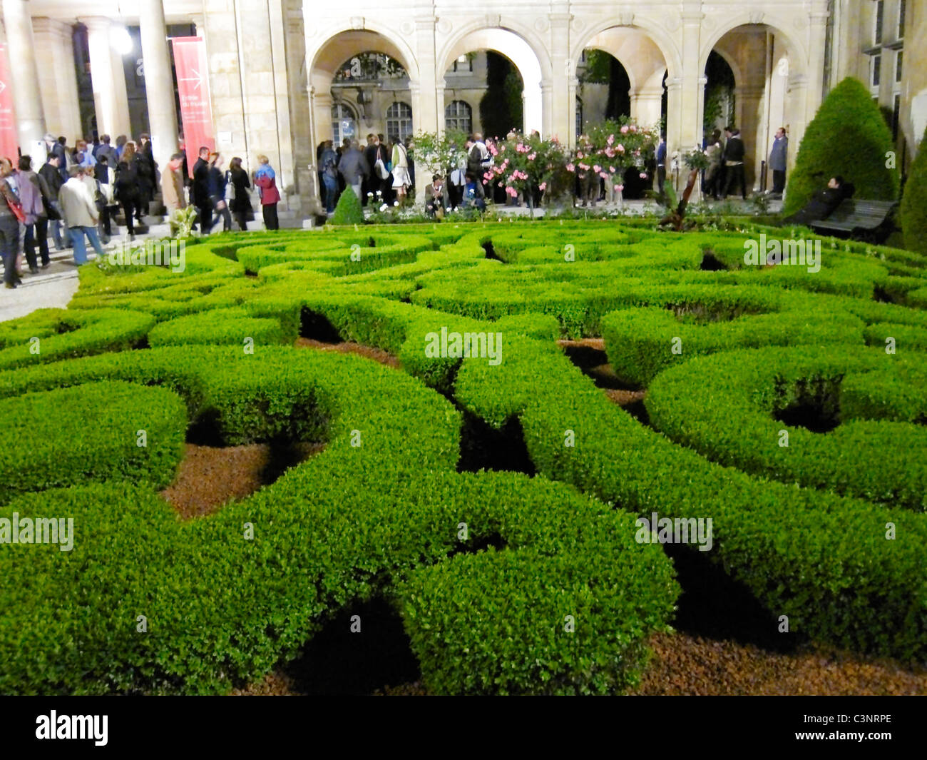 Paris, Frankreich, große Menschenmenge, Touristen, Besuch des Musée Carnavalet, Musee de l'Histoire, Museum der Stadt Paris, Musees des Nuit, französische Veranstaltungen in Gärten Stockfoto