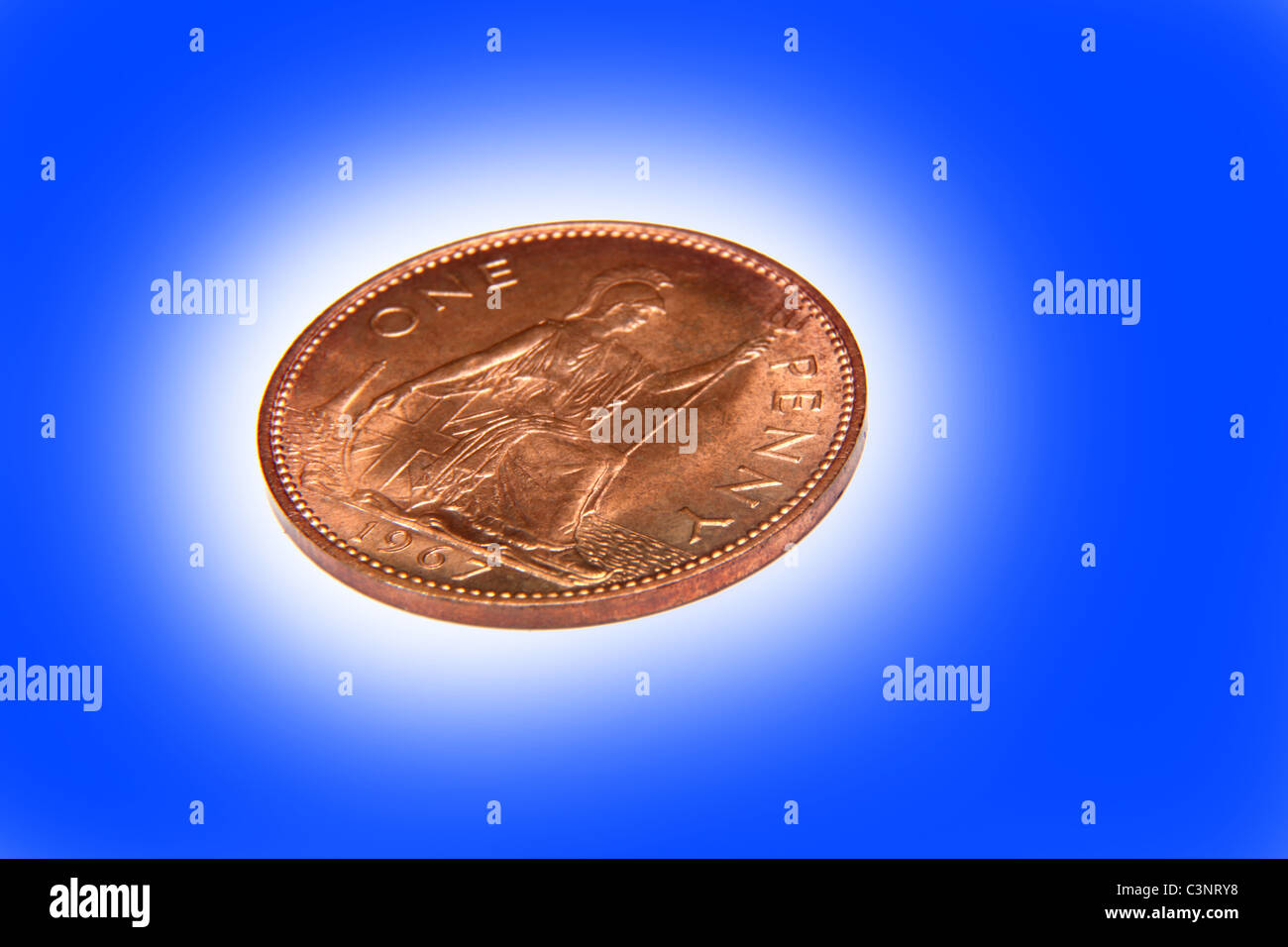 Eine 1967 alte britische Penny oder 1D Stück, blauen Hintergrund. Stockfoto