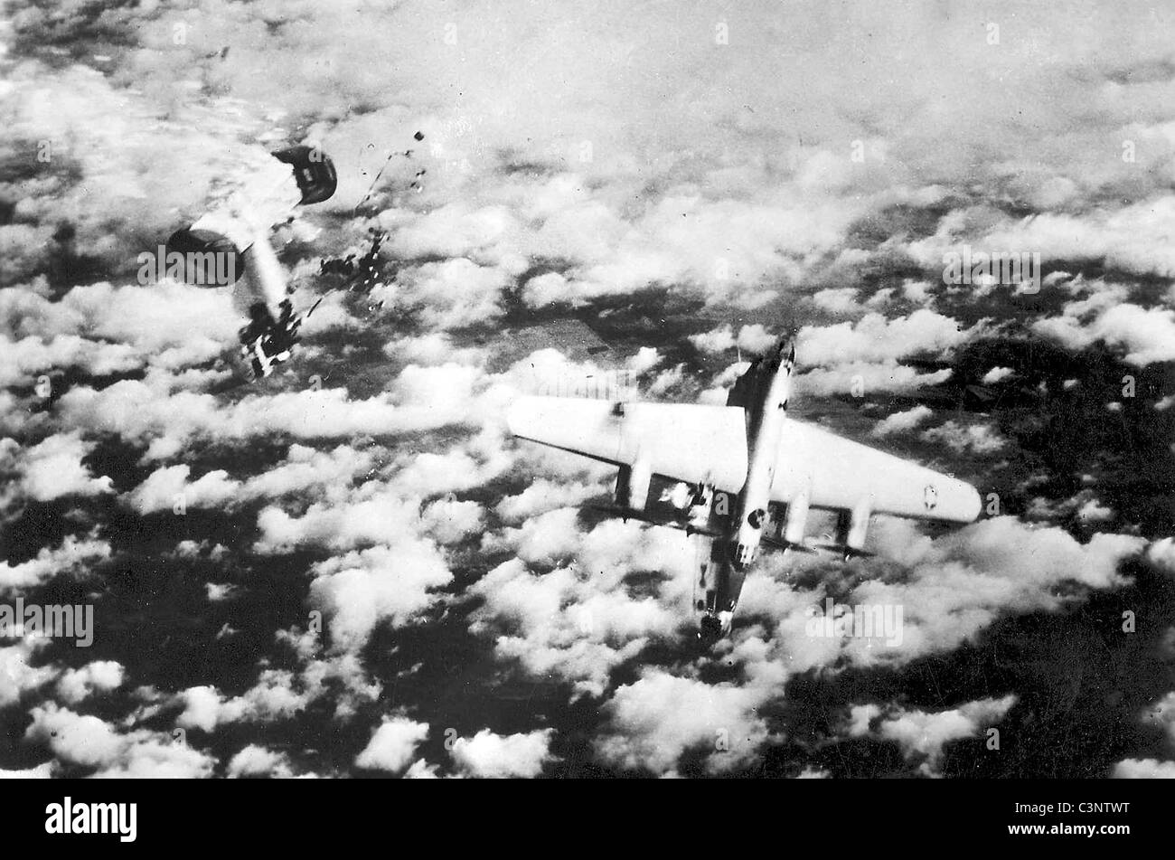 Eine Consolidated b-24, der hintere Rumpf abgeblasen, beginnt seinen Sprung ins Verderben auf deutschem Boden. Stockfoto
