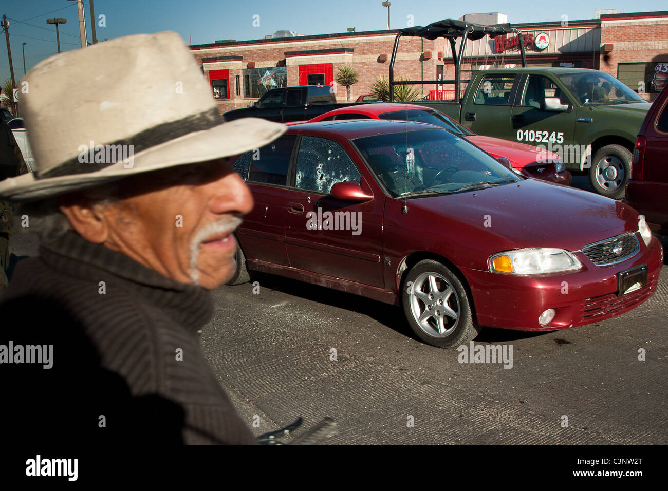 Älterer Mann Uhren eine grausige Szene wo Attentätern erschossen einen ehemaligen Polizisten in der Droge war Juarez Mexiko Stockfoto