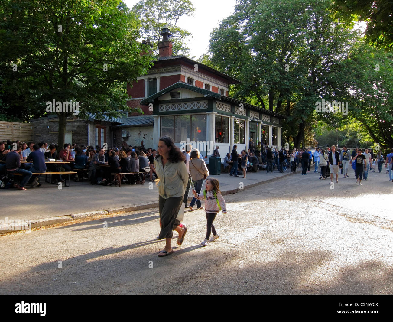 Paris, Frankreich, Familienbesuch im Stadtpark, Parc des Buttes Chaumont, Pariser Café 'Roas Bonheur' Stockfoto