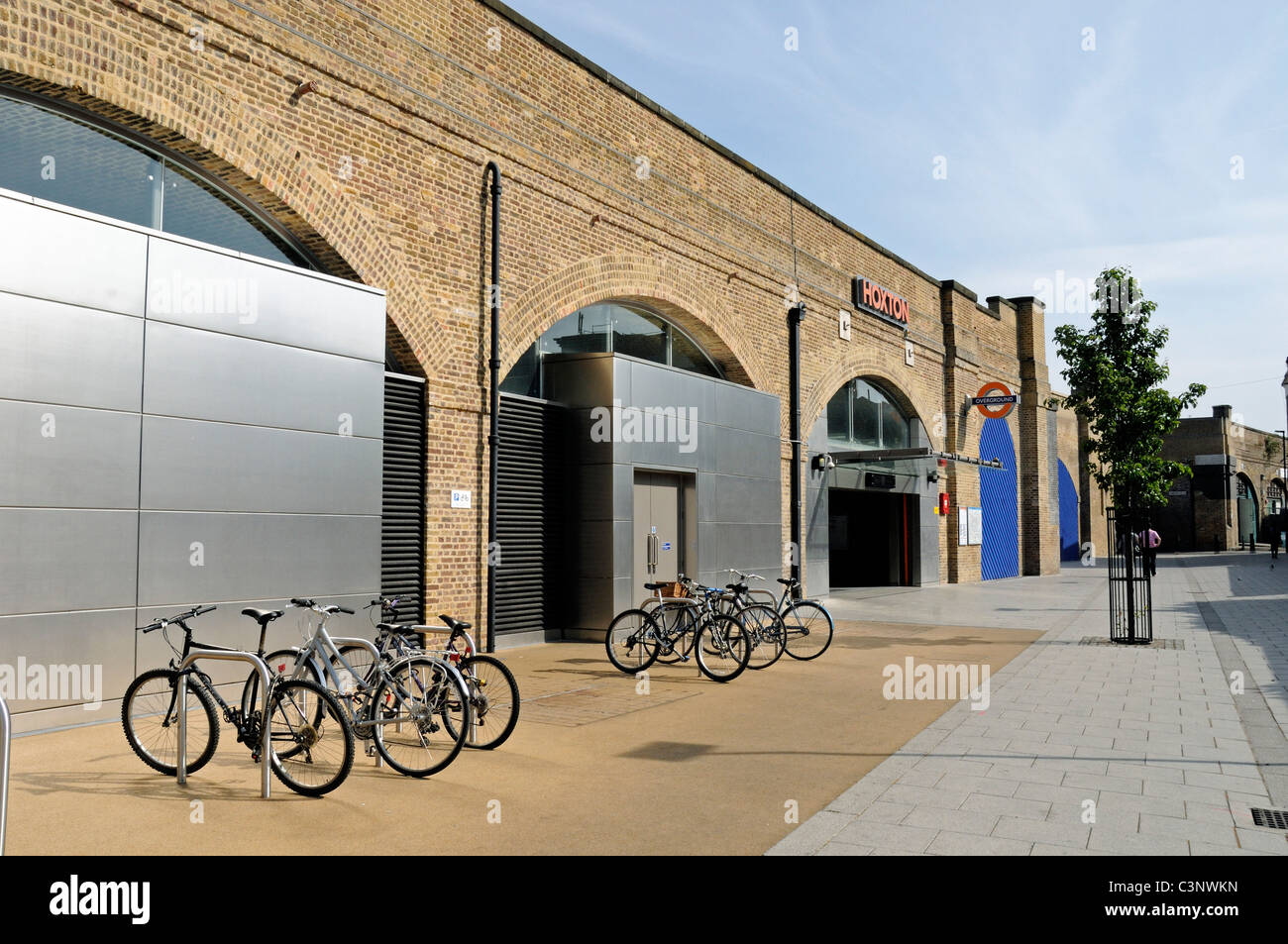 Fahrräder geparkt in Racks außerhalb Hoxton Overground Station London England UK Stockfoto