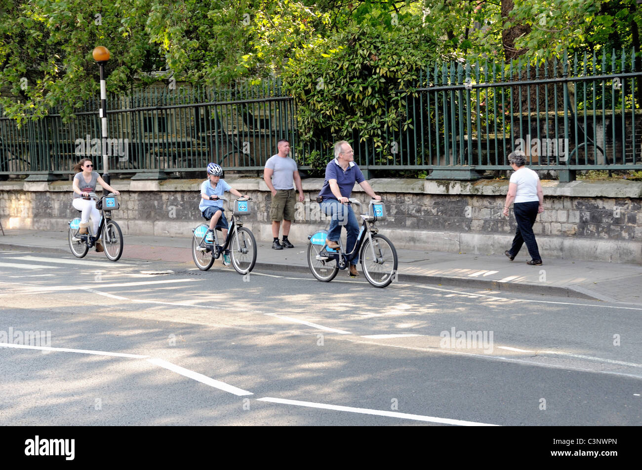 Familie, Radfahren auf Barclays Fahrräder, City Road Islington London England UK Stockfoto