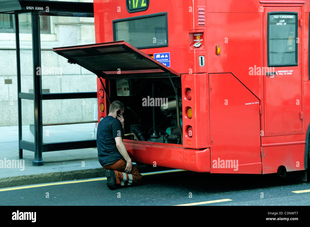 Blick in den Motor von einem Londoner Bus Mechaniker Stockfotografie - Alamy