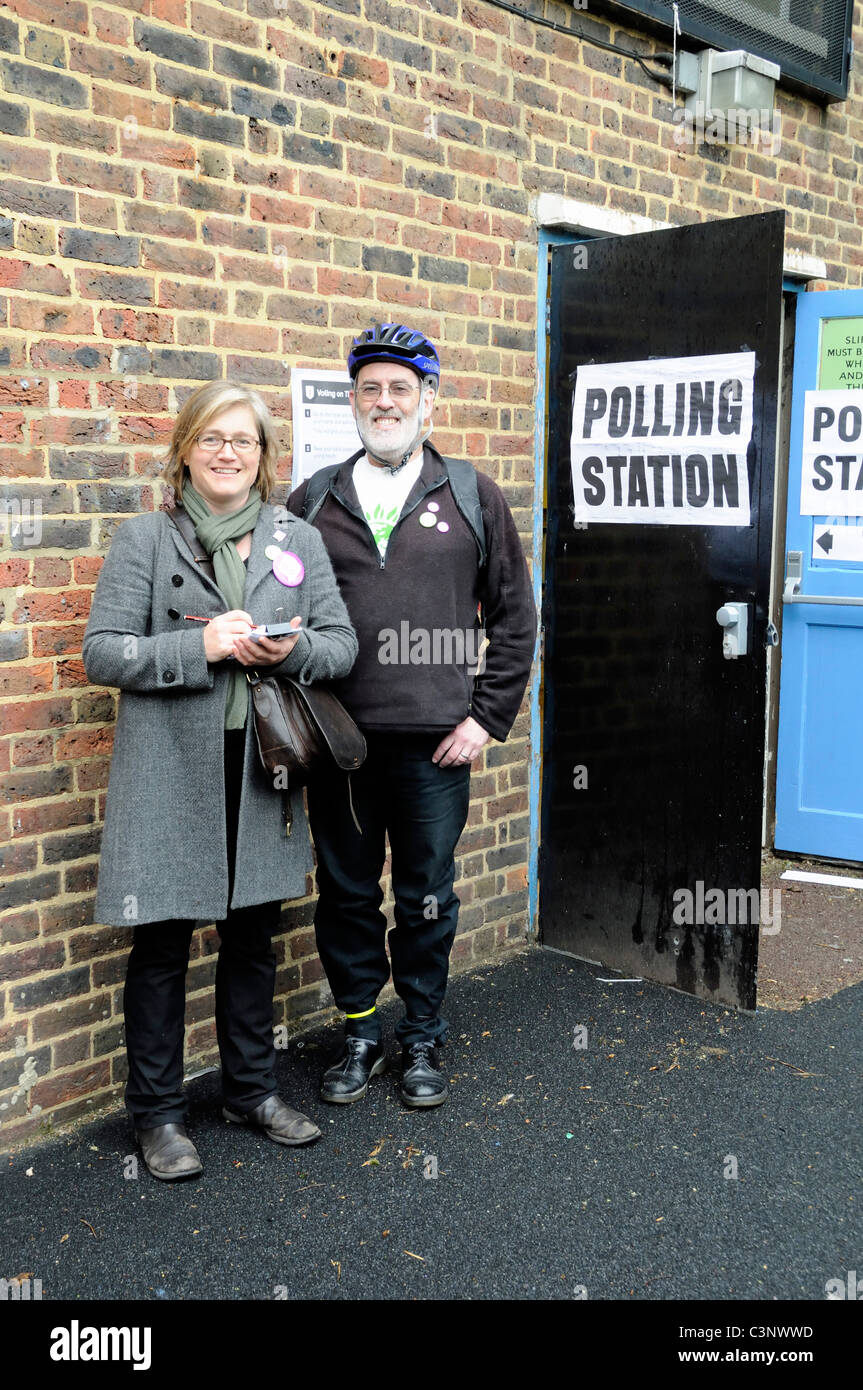 Stimmenzähler für die grüne Partei und eine Ja-Stimme für AV während des Referendums vor einem Wahllokal in Highbury Islington London Stockfoto