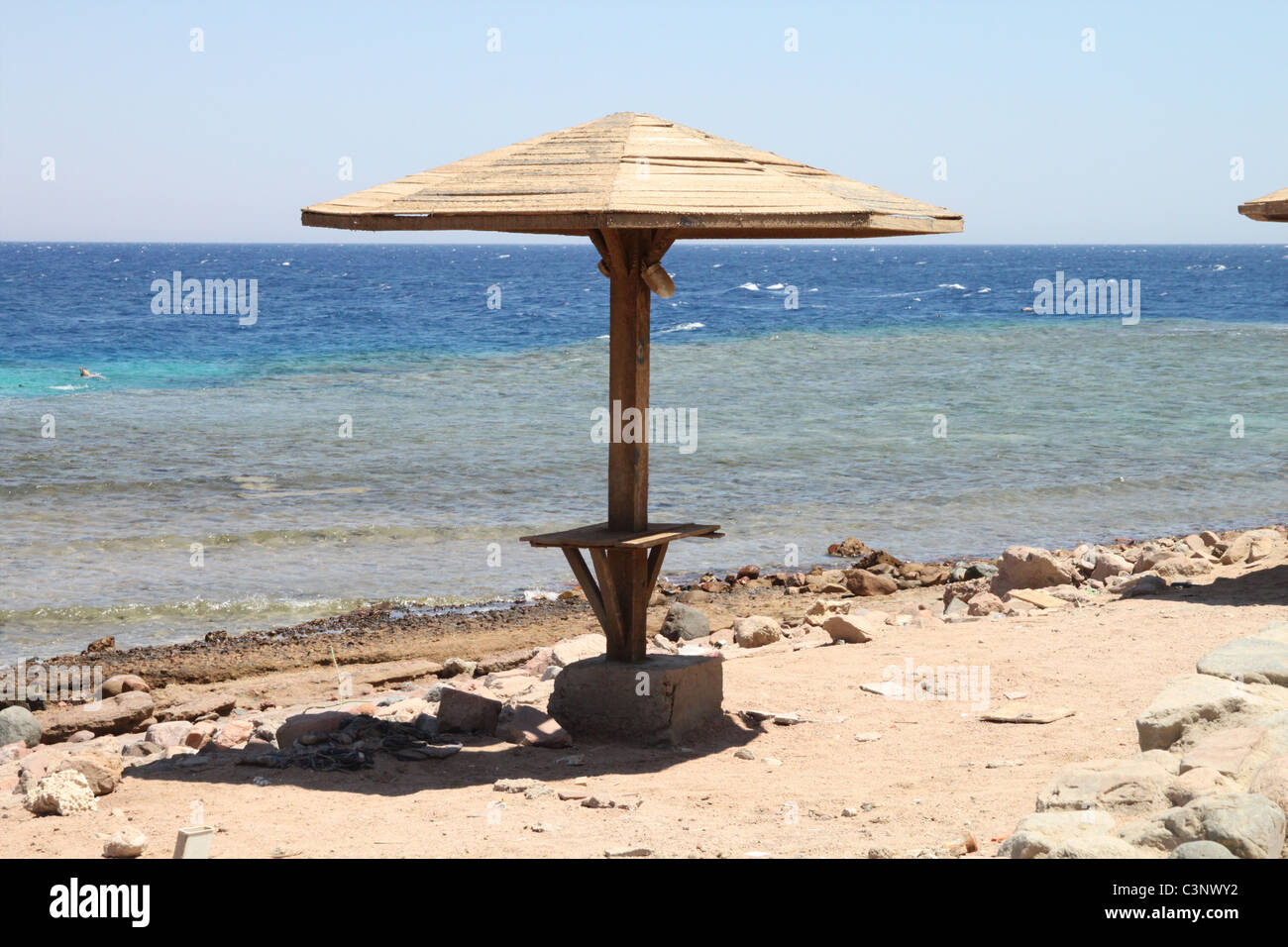 Ein Sonnenschirm am Strand am Roten Meer in Dahab, Ägypten. Stockfoto
