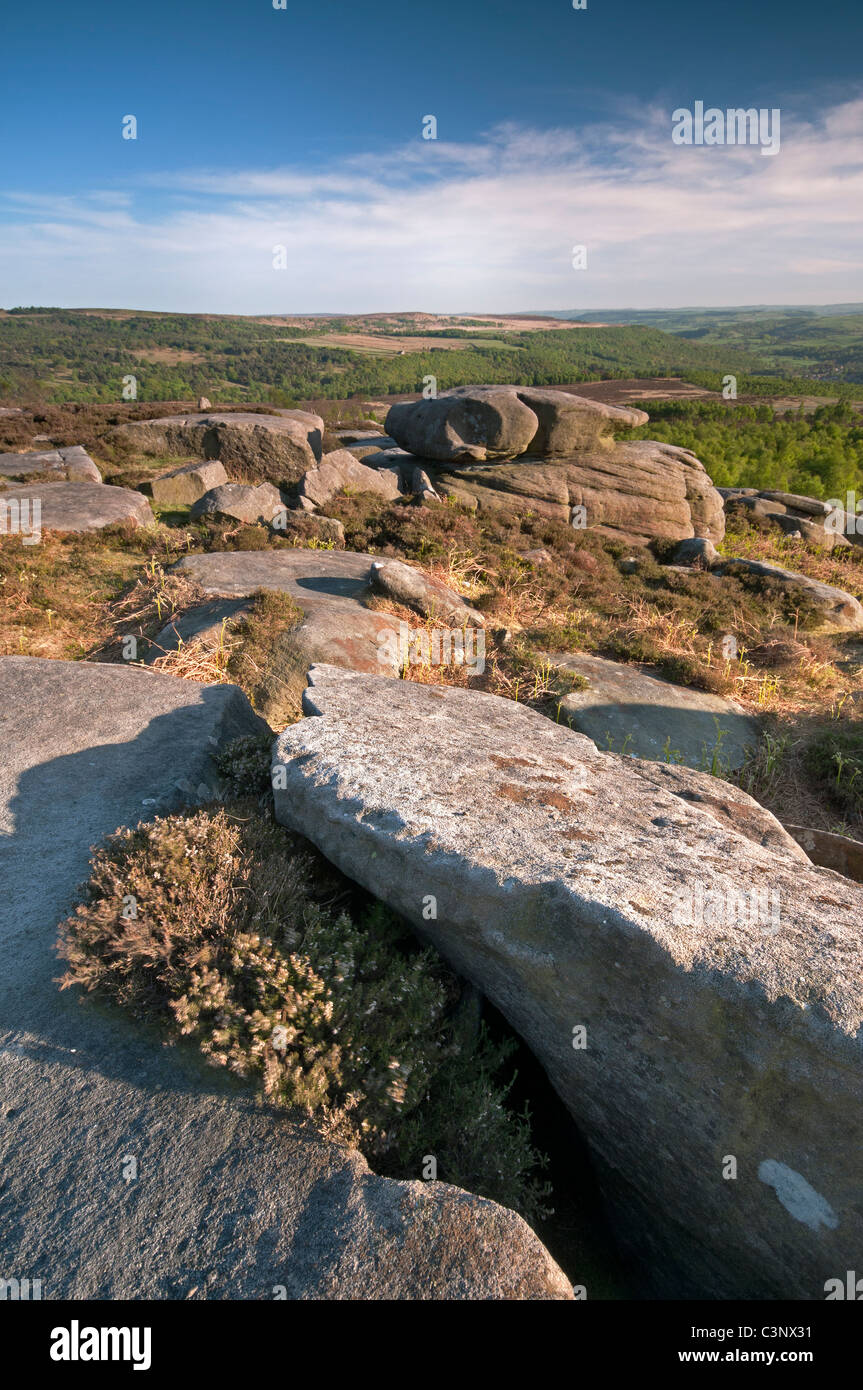 Blick auf Felsen und Moor auf Hathersage Moor, The Peak District, Derbyshire, UK. Stockfoto