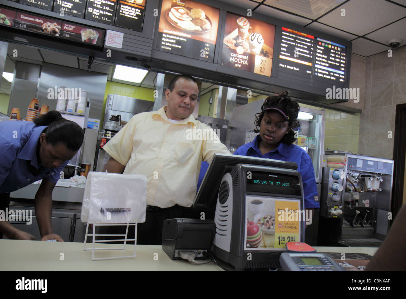 Miami Florida, Liberty City, McDonald's, Restaurants, Restaurants, Restaurants, Restaurants, Cafés, Manager, Händler, Supervisor, Kasse, Schalter, Schwarze Frau fema Stockfoto