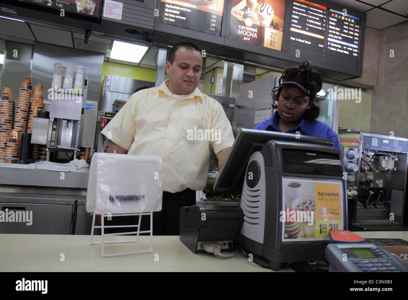 Miami Florida, Liberty City, McDonald's, Restaurants, Restaurants, Restaurants, Restaurants, Cafés, Manager, Händler, Supervisor, Kasse, Schalter, Schwarze Frau fema Stockfoto