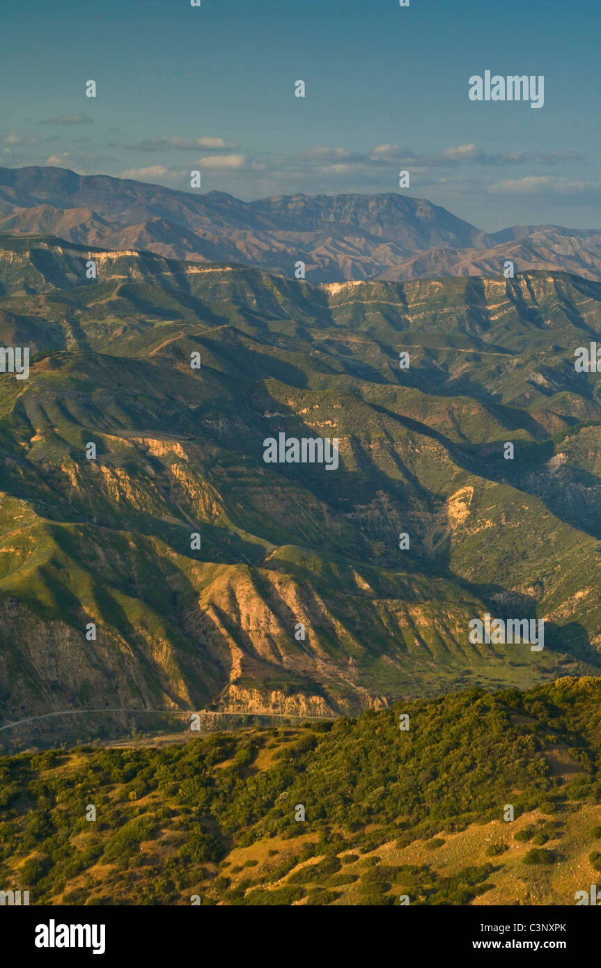 Mit Blick auf den zerklüfteten Hügeln die Santa Ynez Mountains in der Nähe von Santa Barbara, Kalifornien Stockfoto